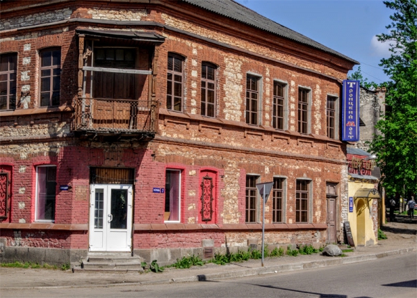 Оригинальное помещение кафе клуба Троицкий мост в центре г.Пскова (Псков)
