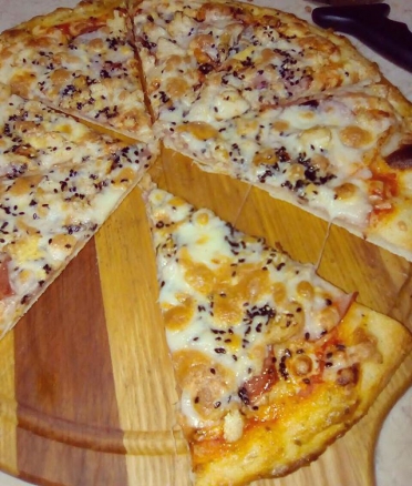 Пицца с чёрным кунжутом, сыром, беконом, курицей и ветчиной (Губкин)