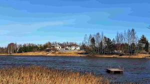 Небольшая зимняя дача на уютном берегу живописного озера  - миниатюра-1 (Псков)